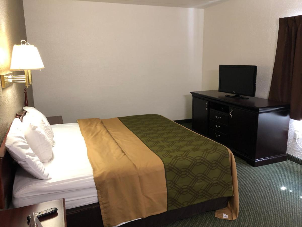 Econo Lodge Wisconsin Rapids Bagian luar foto