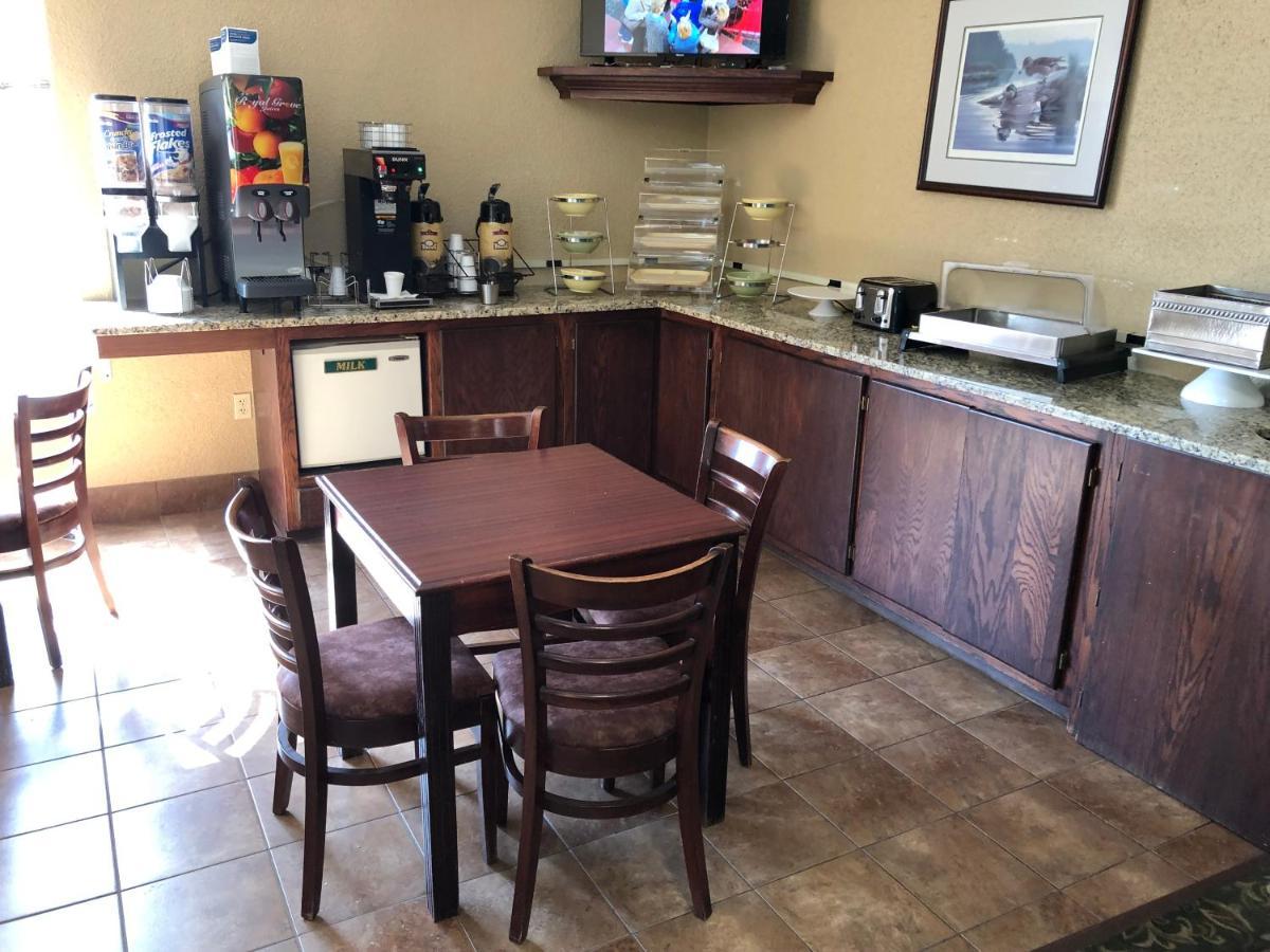 Econo Lodge Wisconsin Rapids Bagian luar foto