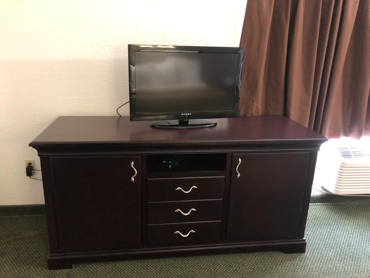 Econo Lodge Wisconsin Rapids Bagian luar foto