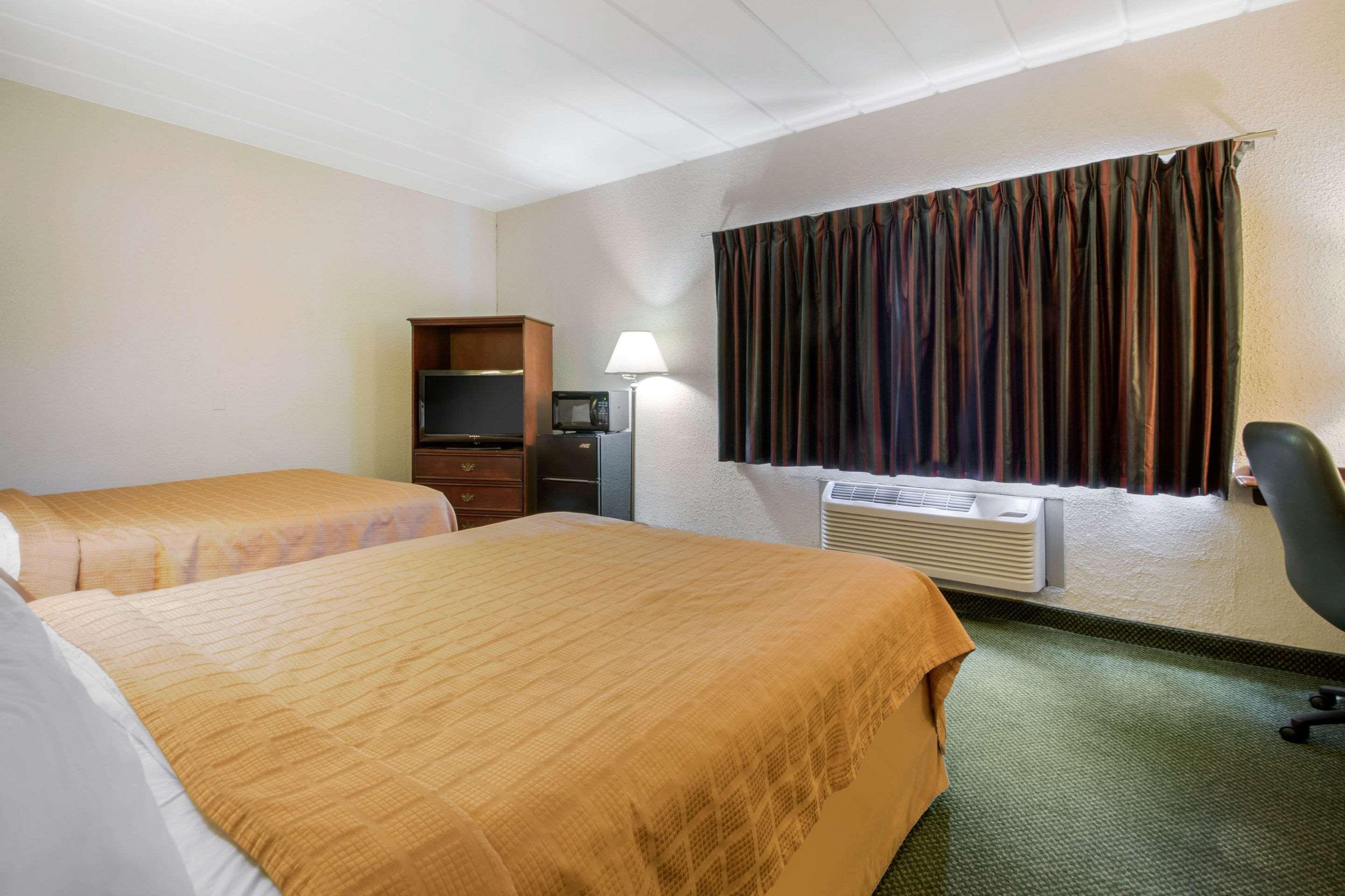 Econo Lodge Wisconsin Rapids Bagian luar foto
