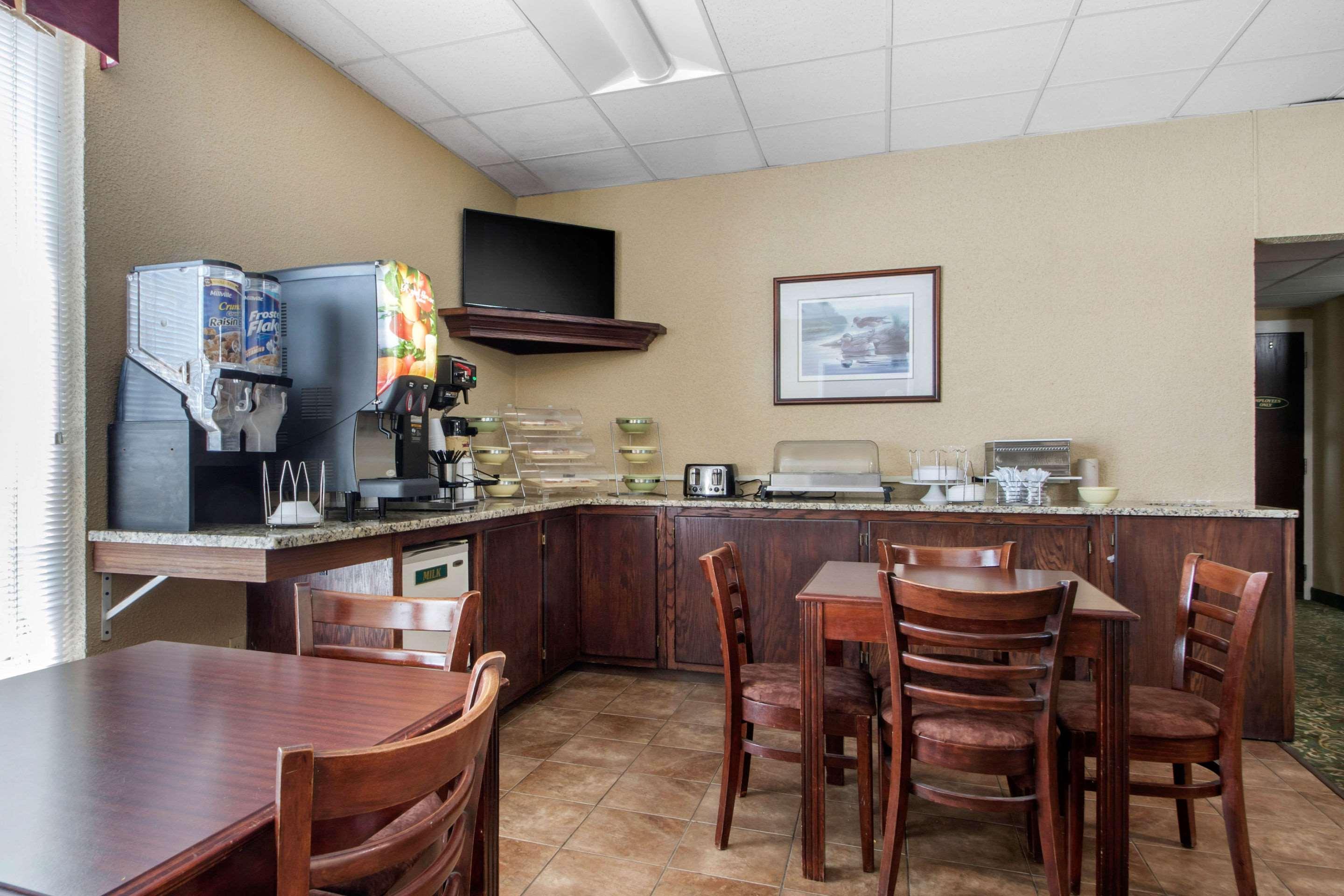 Econo Lodge Wisconsin Rapids Bagian luar foto