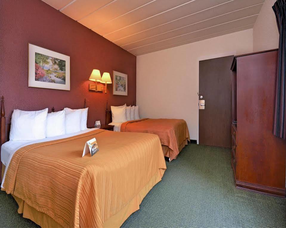Econo Lodge Wisconsin Rapids Bagian luar foto