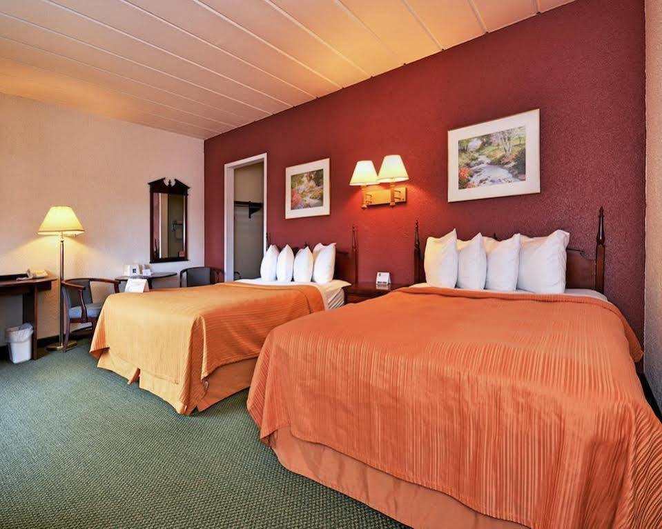 Econo Lodge Wisconsin Rapids Bagian luar foto